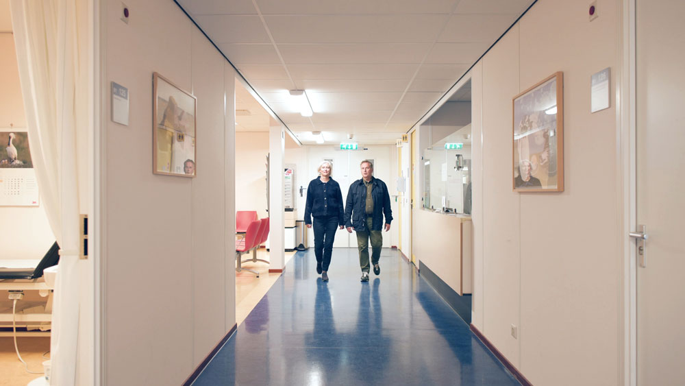 Echtpaar Wandelt Ziekenhuis Binnen Ctc Zorgpad Hartoperatie Info
